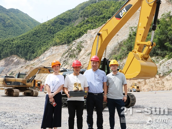 利星行機械工作人員向張曉飛送上大黃靴