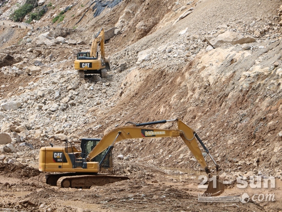 兩台正在施工的卡特彼勒挖掘機